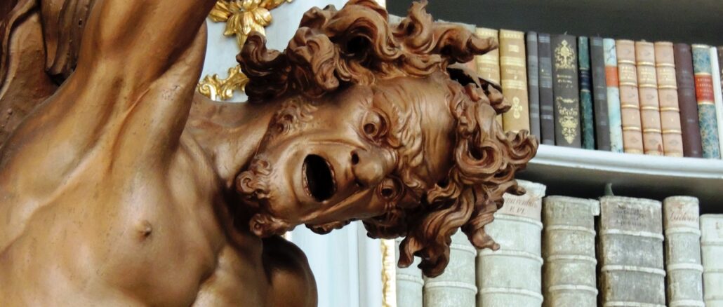 Der sich selbst ermächtigende Mensch: In dramatischen Zügen zeigt die Skulptur "Hölle" in der Stiftsbibliothek Admont den zur Verdammnis bestimmten Menschen. Sie stammt von Joseph Stammel um 1755–1760.
