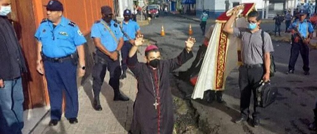 Bischof Álvarez von Matagalpa, umringt von nicaraguanischer Nationalpolizei, die ihn am Betreten der bischöflichen Kurie hindern wollte.