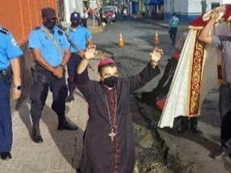 Bischof Álvarez von Matagalpa, umringt von nicaraguanischer Nationalpolizei, die ihn am Betreten der bischöflichen Kurie hindern wollte.