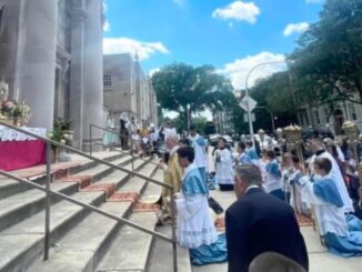 Am Sonntag hielten Priester und Gläubige vor dem Christkönigsheiligtum eine eucharistische Prozession ab. Seit Montag ist das Institut Christus König und Hohepriester aus dem Erzbistum Chicago verbannt.