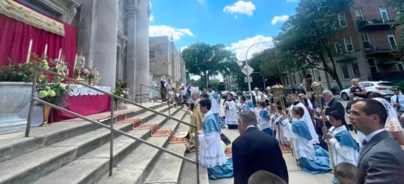 Am Sonntag hielten Priester und Gläubige vor dem Christkönigsheiligtum eine eucharistische Prozession ab. Seit Montag ist das Institut Christus König und Hohepriester aus dem Erzbistum Chicago verbannt.