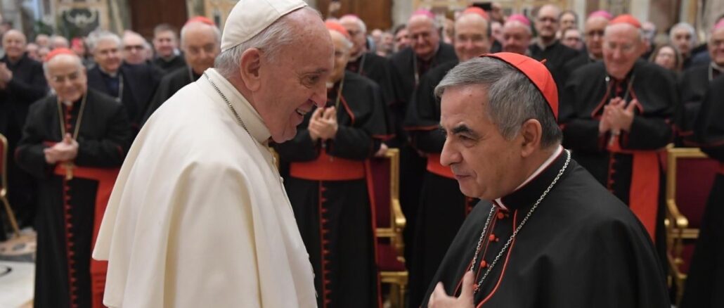 Papst Franziskus mit Kardinal Angelo Becciu: die Gunst.