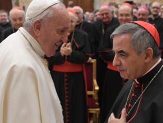 Papst Franziskus mit Kardinal Angelo Becciu: die Gunst.