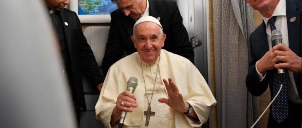 Papst Franziskus gab am vergangenen Samstag auf dem Flug von Kanada nach Rom eine Pressekonferenz – mit seltsamen Präzisierungen.