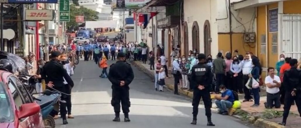 Nicaraguanische Nationalpolizei und eine Sondereinheit riegeln die Kurie der Diözese Matagalpa ab, in der sich Bischof Álvarez und sein Generalvikar aufhalten.