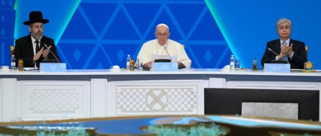 Papst Franziskus bei der Abschlußerklärung in Nur-Sultan (15. September 2022).