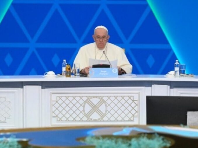 Papst Franziskus bei der Abschlusserklärung in Nur-Sultan (15. September 2022).