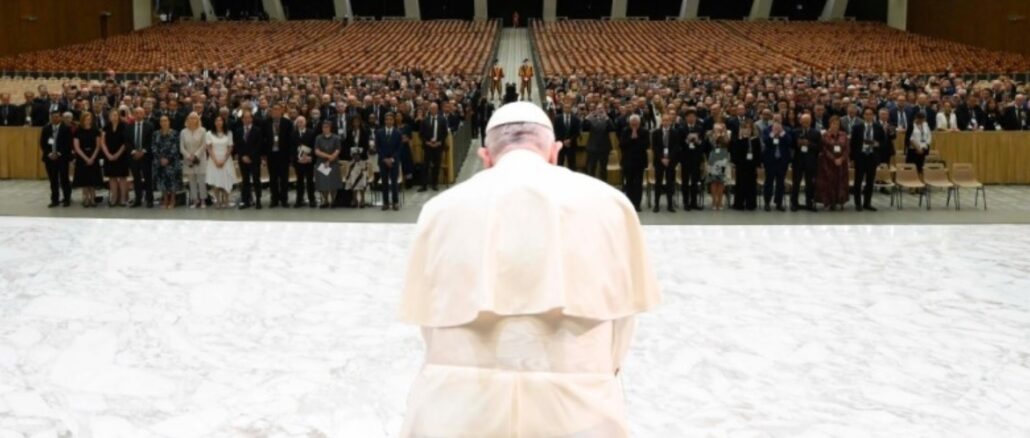 Papst Franziskus am vergangenen Donnerstag vor den Vertretern von Deloitte Global.