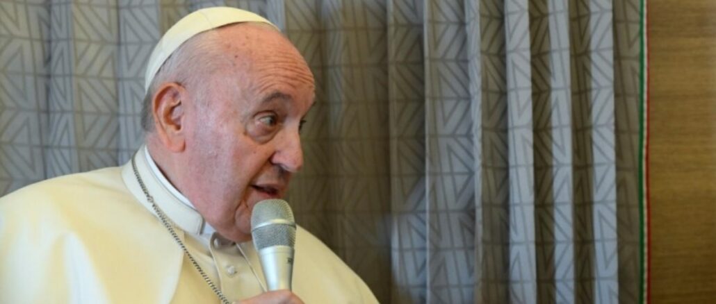 Papst Franziskus auf dem Rückflug von Nur-Sultan (nunmehr wieder Astana) nach Rom. P. Lanzetta warnte: "Gott ist kein Synkretist".