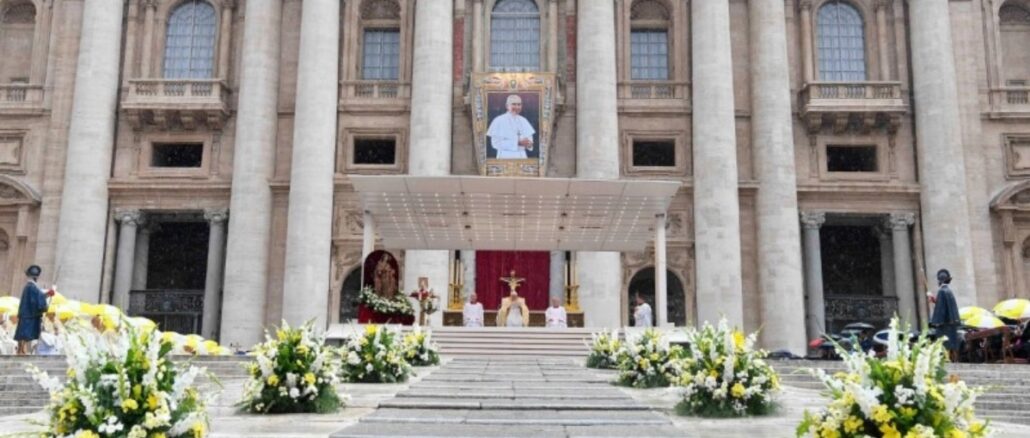 Gestern wurde Papst Johannes Paul I. seliggesprochen. Mit dem "Papst des Lächelns" sind nun alle Konzilspäpste zu den Altären erhoben.