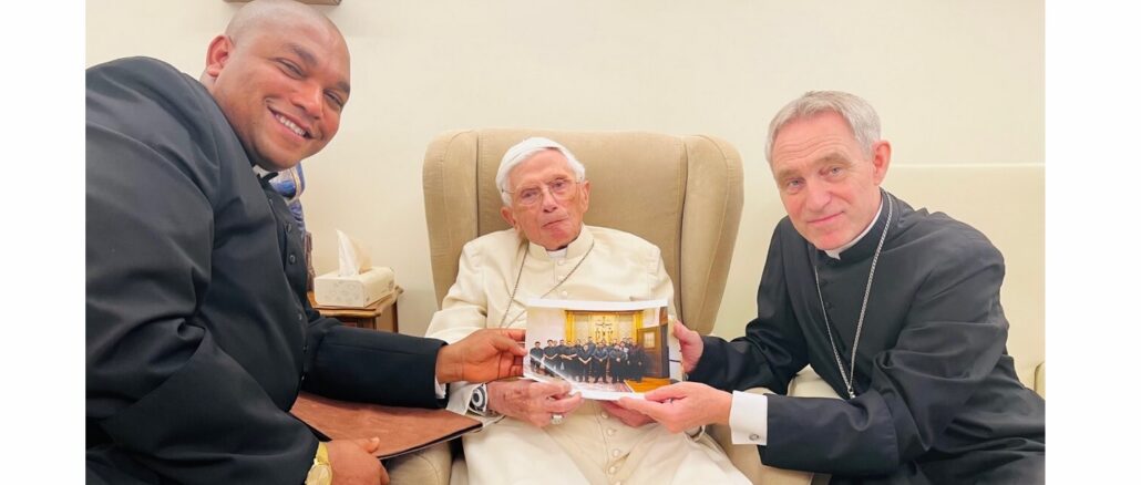 Benedikt XVI. mit dem Priester Maurice Agbaw-Ebai, rechts im Bild Erzbischof Georg Gänswein.