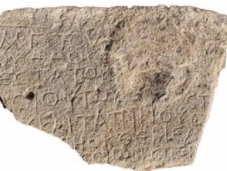 Der in Obergaliläa 2021 gefundene Stein aus dem 5. Jahrhundert mit der Inschrift der Namen von Christus und Maria.