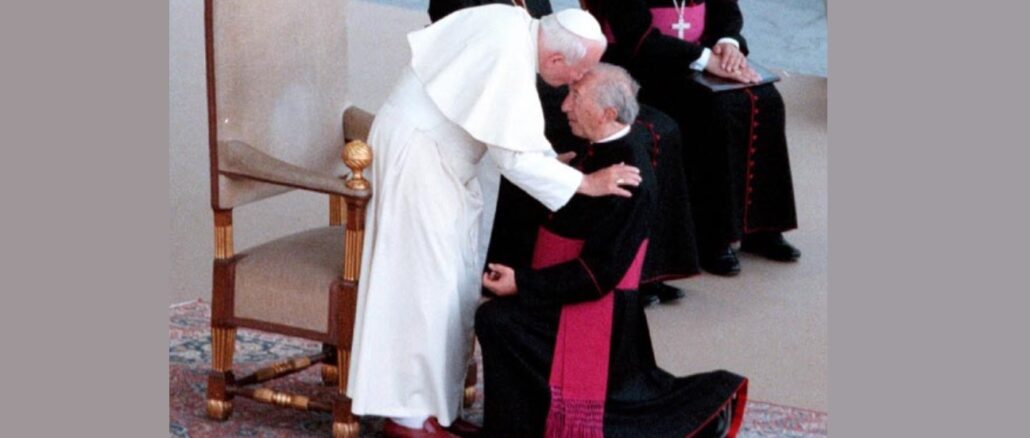 Don Giussani, der Gründer von Comunione e Liberazione (CL) 1998 mit Papst Johannes Paul II. auf dem Petersplatz.