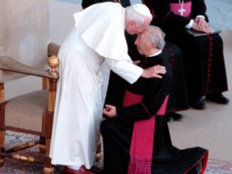 Don Giussani, der Gründer von Comunione e Liberazione (CL) 1998 mit Papst Johannes Paul II. auf dem Petersplatz.
