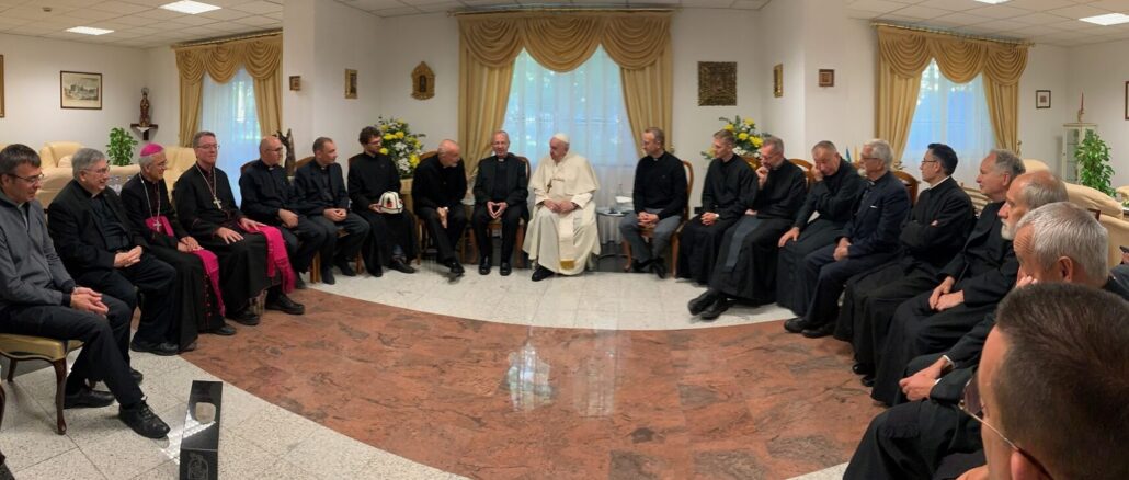 Papst Franziskus trifft sich bei jeder Auslandsreise mit der örtlichen Jesuitengemeinschaft. Gibt das Kirchenoberhaupt bei diesen Gelegenheit am ehesten zu erkennen, was es wirklich denkt?