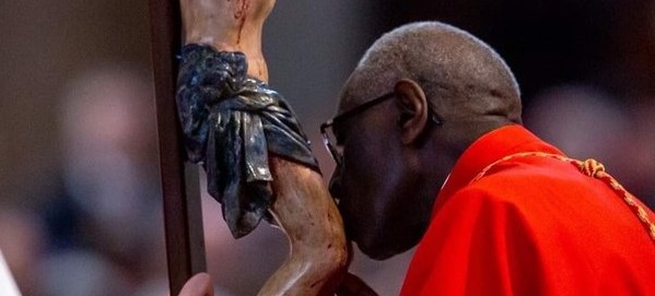 Kardinal Robert Sarah reagiert auf die Kirchenkrise ohne zeitgeistiges Mantra.