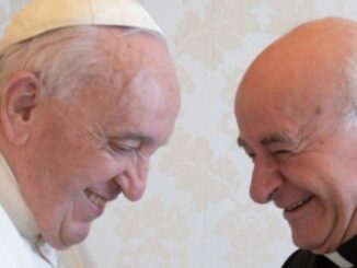 Papst Franziskus mit Erzbischof Vincenzo Paglia am vergangenen Samstag, dem 22. Oktober 2022