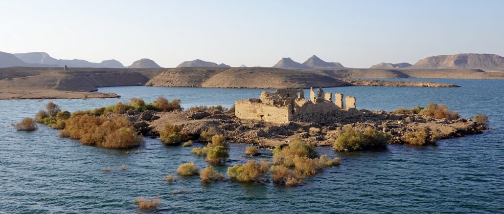 Qasr Ibrim, heute eine Insel im Nil: Im Bild die Ruinen der großen Marienkathedrale, die im 16. Jahrhundert von den Osmanen in eine Moschee umgewandelt wurde.