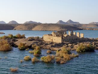 Qasr Ibrim, heute eine Insel im Nil: Im Bild die Ruinen der großen Marienkathedrale, die im 16. Jahrhundert von den Osmanen in eine Moschee umgewandelt wurde.