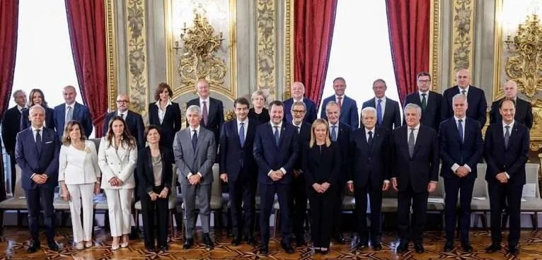 Giorgia Meloni und ihre Regierung aus Fratelli d'Italia, Lega und Forza Italia wurden am 22. Oktober von Staatspräsident Sergio Mattarella vereidigt.
