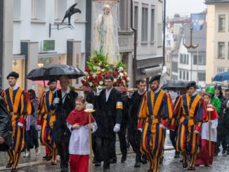 Gut tausend Gläubige nahmen am 8. Oktober an der diesjährigen Rosenkranzprozession in Einsiedeln teil.