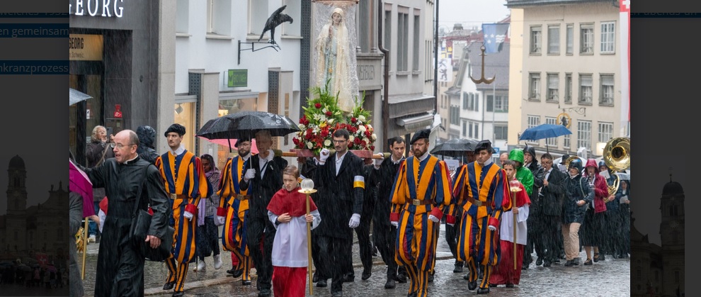 Gut tausend Gläubige nahmen am 8. Oktober an der diesjährigen Rosenkranzprozession in Einsiedeln teil.
