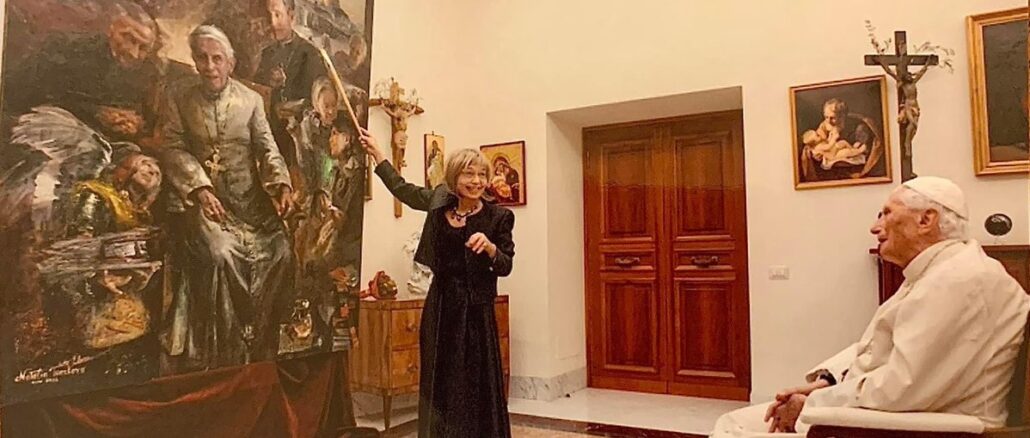Die russische Künstlerin Natalia Tsarkowa enthüllte Benedikt XVI. das Porträt mit seiner päpstlichen Familie.