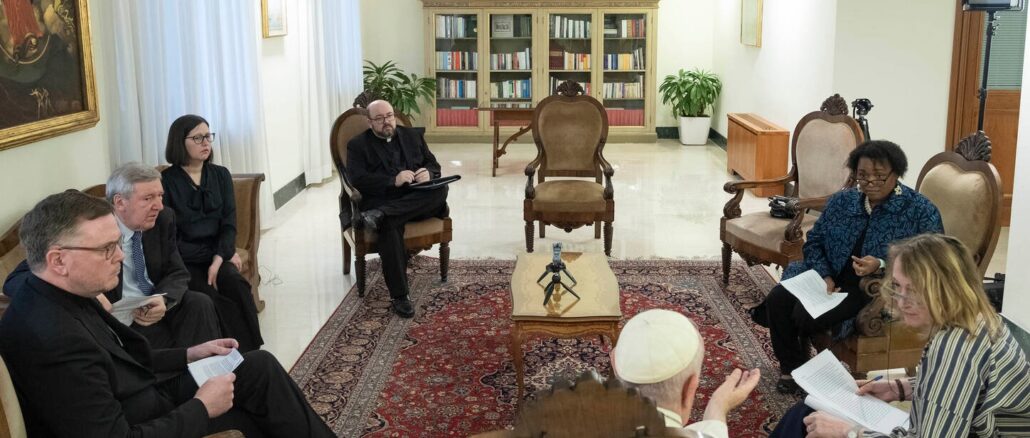 Heute vor einer Woche führten Vertreter der US-amerikanischen Jesuitenzeitschrift America ein Interview mit Papst Franziskus. Gestern wurde es veröffentlicht. Dabei ging es auch um die Beziehungen zur Volksrepublik China.