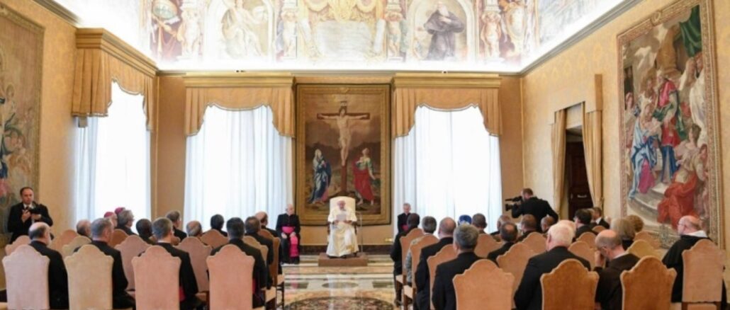 Papst Franziskus empfing heute die Mitglieder der Internationalen Theologenkommission und erteilte ihnen den Auftrag, darüber nachzudenken, wie man den "Traditionalisten" aus ihrem "Indietrismus" heraushelfen könnte.