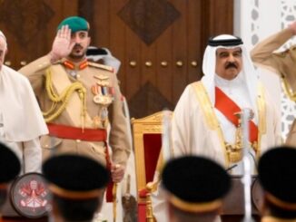 Papst Franziskus bei der Begegnung mit den staatlichen Autoritäten des Königreichs Bahrain. Im Bild mit König Hamad bin Isa Al Chalifa.
