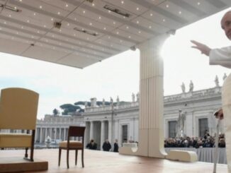 Papst Franziskus zog im Rahmen der Generalaudienz Bilanz über seine Bahrain-Reise und segnete eine neue Skulptur des Künstlers Timothy Schmalz.