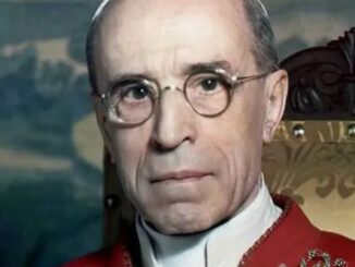 Pius XII. (1939–1958): "Die tiefe und letzte Wurzel der Übel, die wir in der modernen Gesellschaft beklagen, ist die Verleugnung und Ablehnung einer Norm universeller Moral."