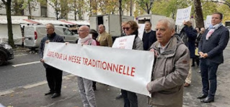 Heute fand vor der Apostolischen Nuntiatur in Paris die 58. Protestkundgebung zur Verteidigung des überlieferten Ritus gegen das Motu proprio Traditionis custodes statt.
