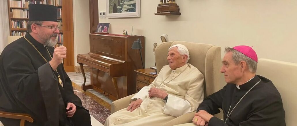 Großerzbischof Swjatoslaw Schewtschuk bei Benedikt XVI., rechts im Bild Kurienerzbischof Georg Gänswein