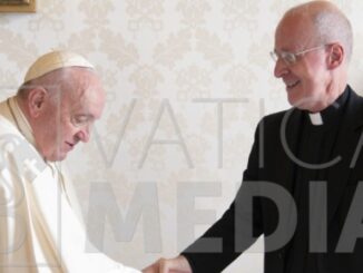 Wer sich vor wem verneigt: Papst Franziskus mit P. James Martin SJ.