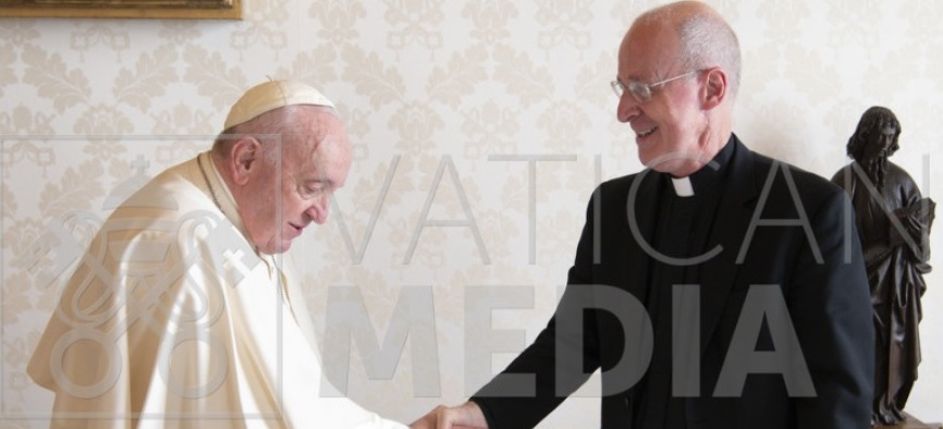 Wer sich vor wem verneigt: Papst Franziskus mit P. James Martin SJ.
