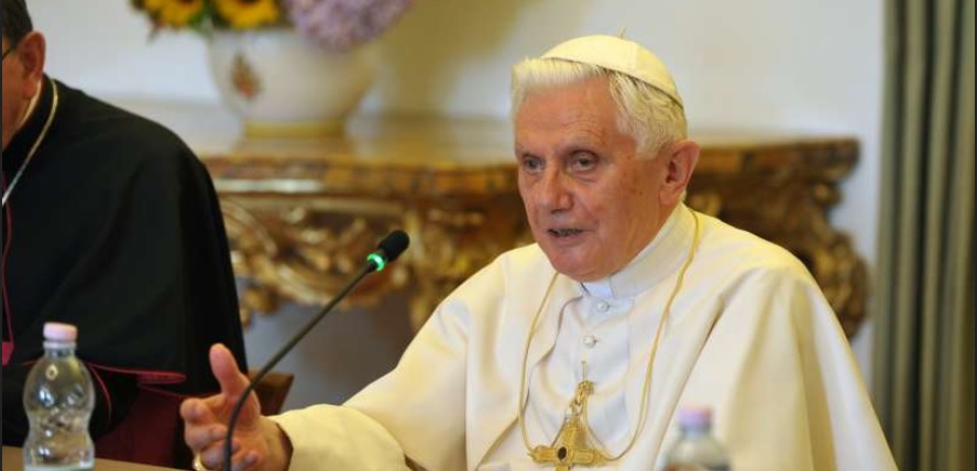 Der Gesundheitszustand von Benedikt XVI. hat sich kurz vor Weihnachten dermaßen verschlechtert, daß Papst Franziskus alle zum "besonderen Gebet" für seinen Vorgänger aufrief.