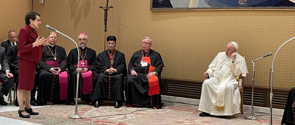 Am 28. November traf Papst Franziskus die Vorsitzenden und Koordinatoren der kontinentalen Phase der Synodalitätssynode. Im Bild links von Franziskus Kardinal Jean-Claude Hollerich SJ.