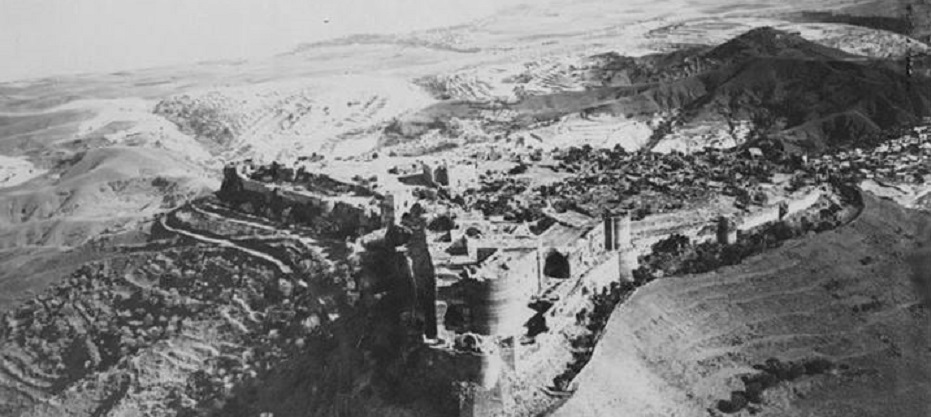 Die Kreuzritterburg Margat (heute Syrien), im Hintergrund das Mittelmeer. Aufnahme aus den 1930er Jahren. Hier schützten die Johanniter die Flanke des Fürstentums Antiochia an der Grenze zur Grafschaft Tripolis.