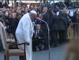 Papst Franziskus zeigte sich gestern erschüttert, als er auf der Piazza di Spagna über die Ukraine sprach.