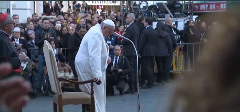 Papst Franziskus zeigte sich gestern erschüttert, als er auf der Piazza di Spagna über die Ukraine sprach.