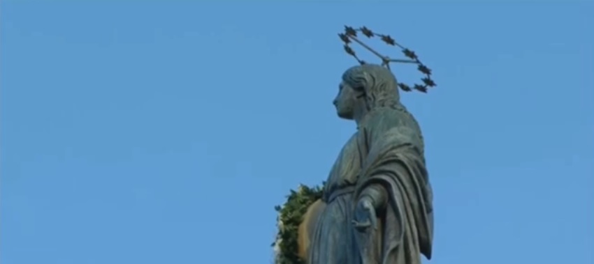 Papst Franziskus nahm gestern wieder in traditioneller Form die Huldigung Mariens auf der Piazza di Spagna vor.