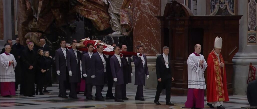 Am 2. Januar wurde der Leichnam Benedikts XVI. in den Petersdom übergeführt.