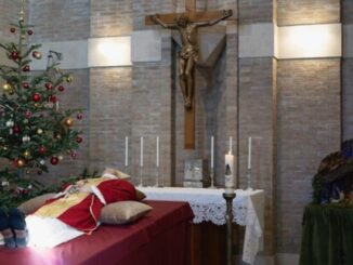 Benedikt XVI. wurde zunächst in der Kapelle seines Domizils im Kloster Mater Ecclesiae aufgebahrt.