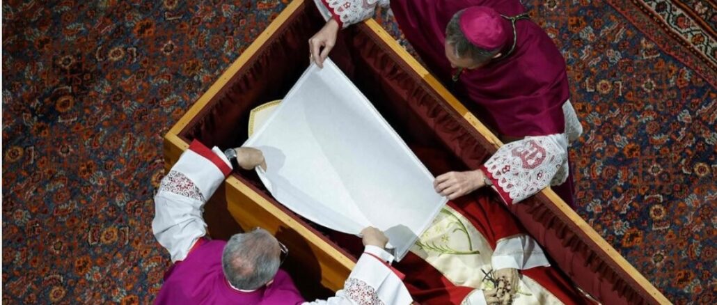 Am heutigen Morgen vor der Totenmesse für Benedikt XVI.