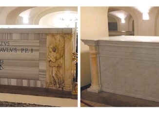 Seit März 2016 steht in den Vatikanischen Grotten ein leerer Sarkophag (rechts). Papst Franziskus hatte ihn in Auftrag gegeben nach dem Vorbild des Sarkophags von Johannes Paul I. – aber für Benedikt XVI.