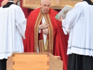 Papst Franziskus bei der Totenmesse für Benedikt XVI.