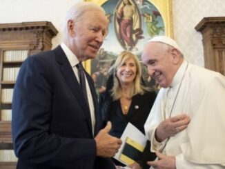 US-Präsident Biden, dem Papst Franziskus attestierte, ein "praktizierender Katholik" zu sein, wird nicht an den Trauerfeierlichkeiten für Benedikt XVI. teilnehmen, weil dieser ihn dort nicht haben wollte.