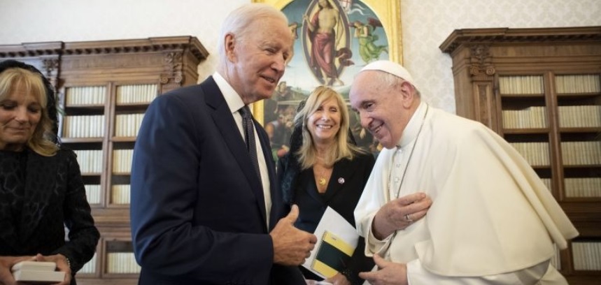 US-Präsident Biden, dem Papst Franziskus attestierte, ein "praktizierender Katholik" zu sein, wird nicht an den Trauerfeierlichkeiten für Benedikt XVI. teilnehmen, weil dieser ihn dort nicht haben wollte.