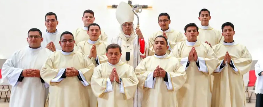 Elf Neupriester des Seminars Redemptoris Mater weihte Kardinal Brenes gestern in der Bischofskirche von Managua.